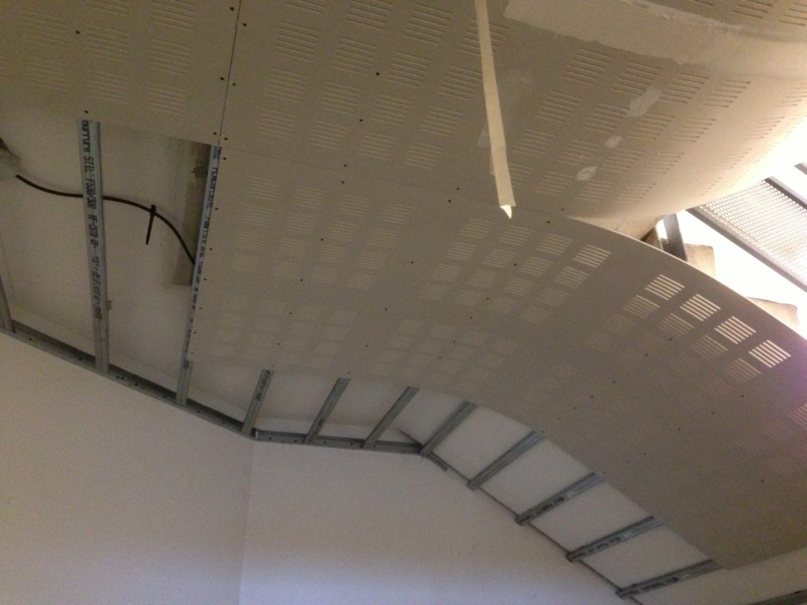 Pose de faux plafond acoustique et sanitaires dans une école